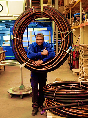 Blije klant met hydrauliek slang